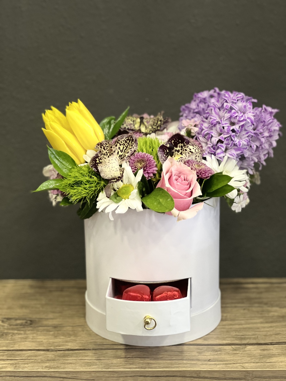 Beyaz kutuda çikolata ve renk cümbüşü çiçekler