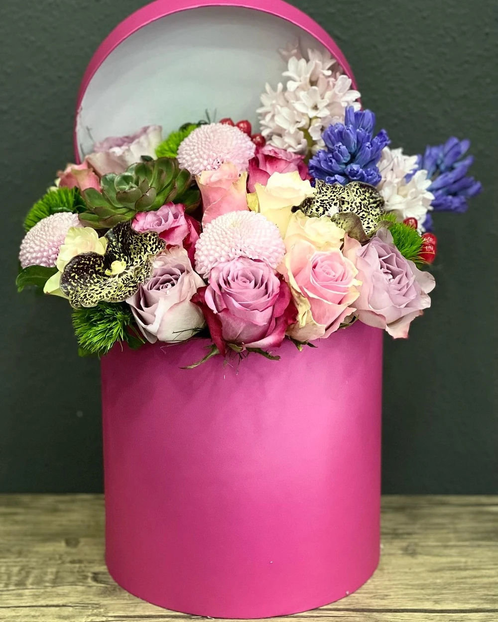 Pembe Kutuda Renkli Aranjman